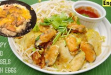 Crispy Pan Fried Mussels With Eggs (Hoy Tord) And Chilli Sauce