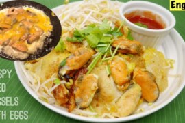 Crispy Pan Fried Mussels With Eggs (Hoy Tord) And Chilli Sauce