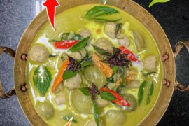 Kaeng keaw wan luk chin pla klay (Green curry with fish balls)