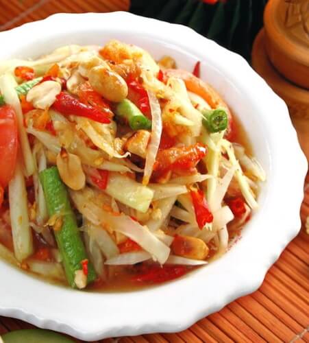 Som tum – Green papaya salad. TOP 10 of the spiciest Thai food.