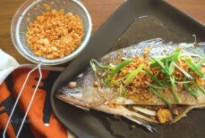 Pla Neung See Ew with fried garlic and soy sauce