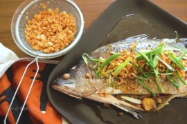 Pla Neung See Ew with fried garlic and soy sauce